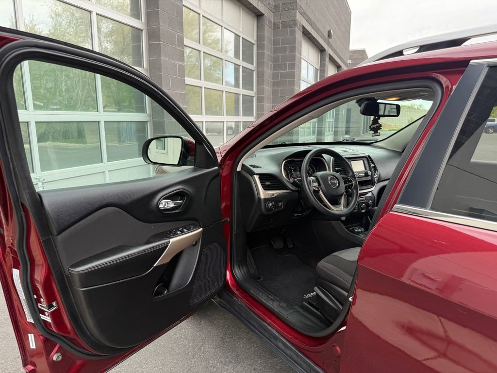 Used 2018 Jeep Cherokee Latitude AWD/4WD image 29