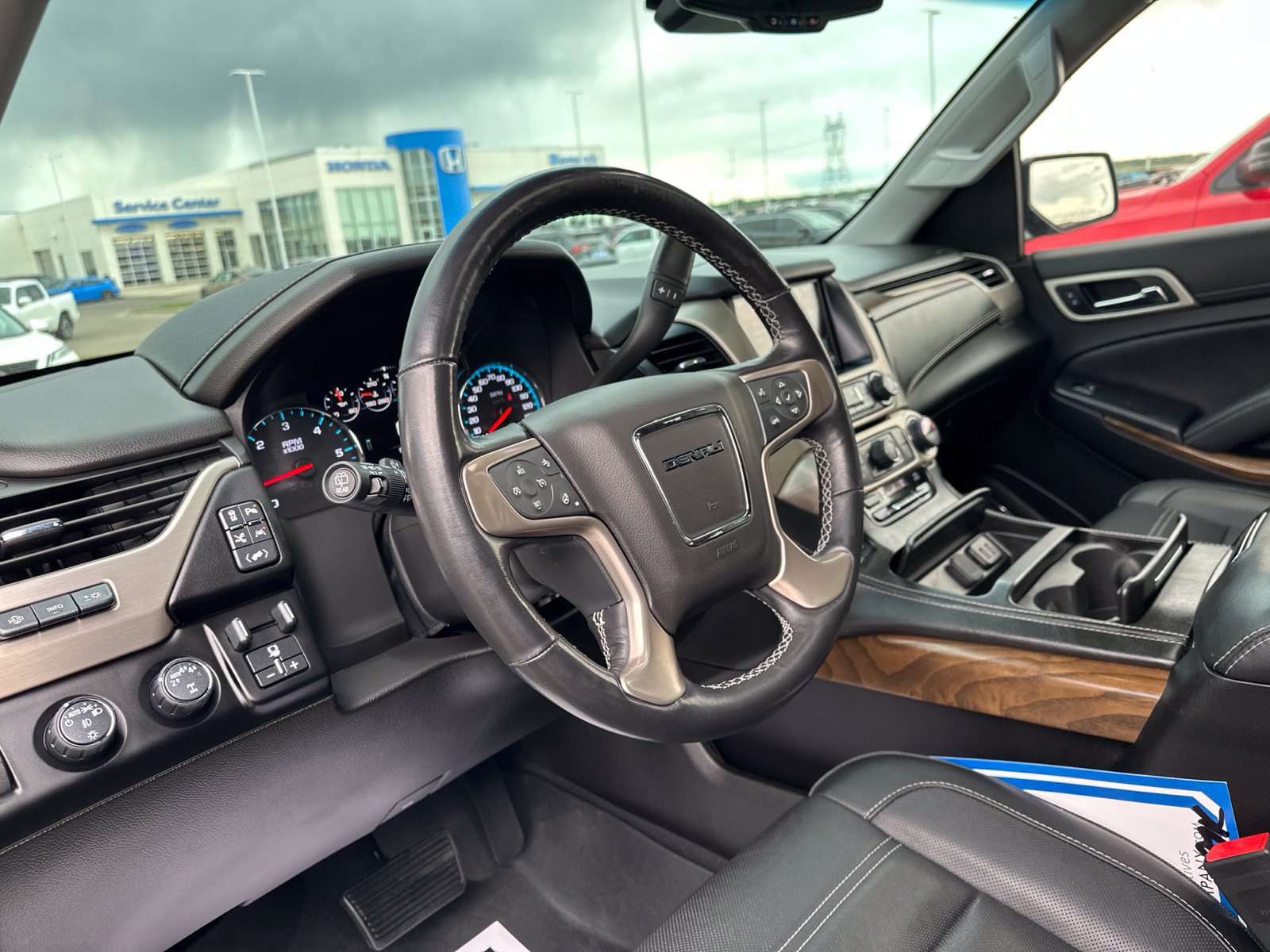 Used 2019 GMC Yukon Denali w/ Denali Ultimate Black Edition AWD/4WD image 16