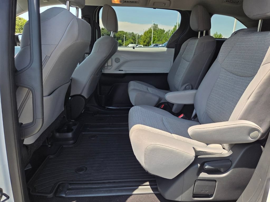 Certified 2025 Toyota Sienna LE FWD image 6