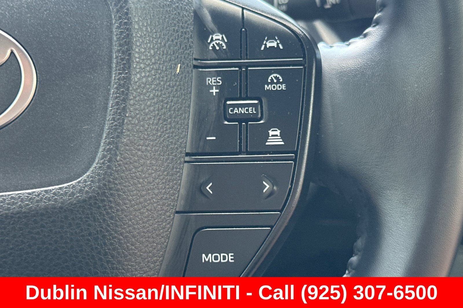 Used 2025 Toyota Prius LE FWD image 37