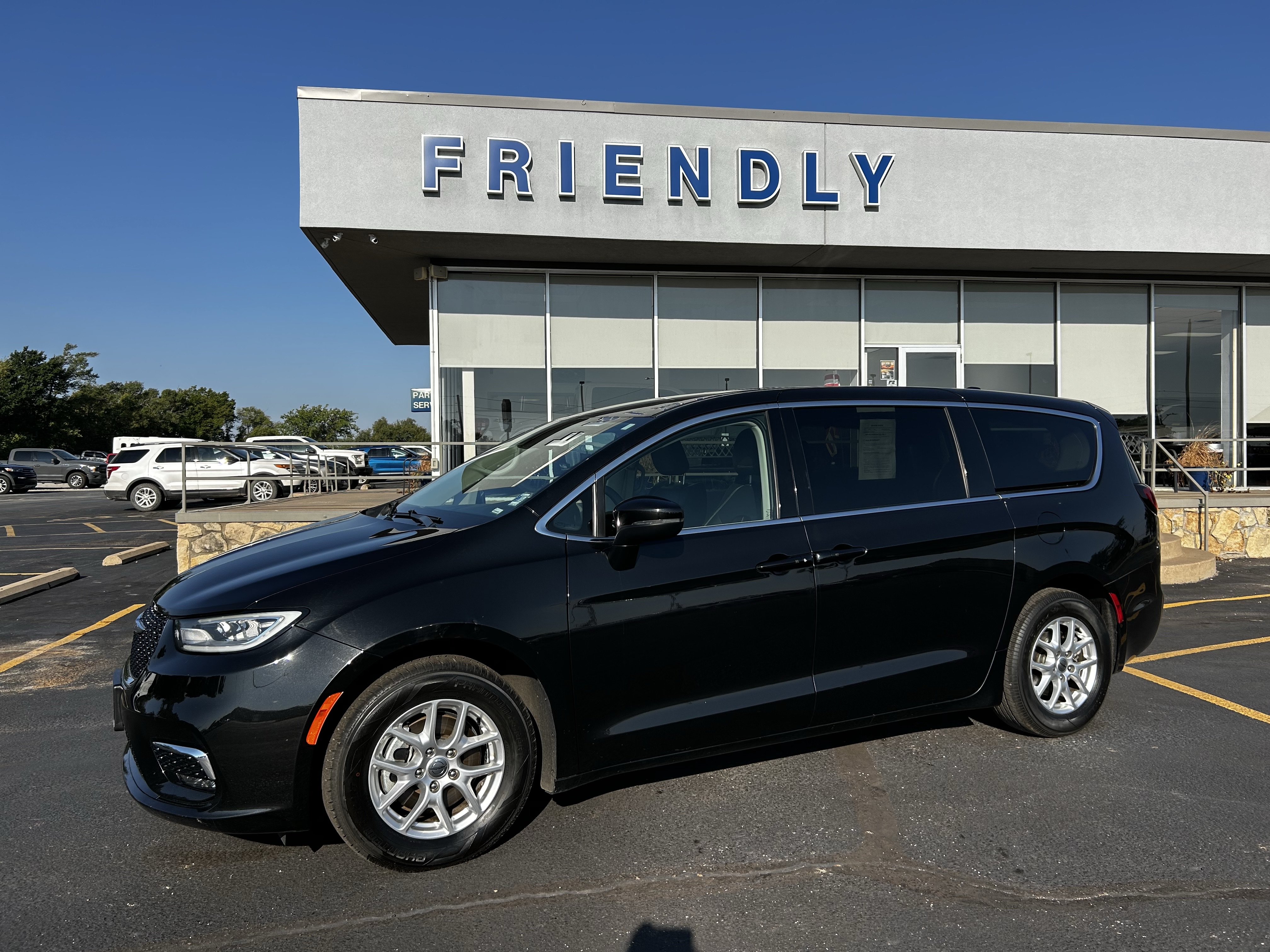 Used 2023 Chrysler Pacifica Touring-L FWD image 2