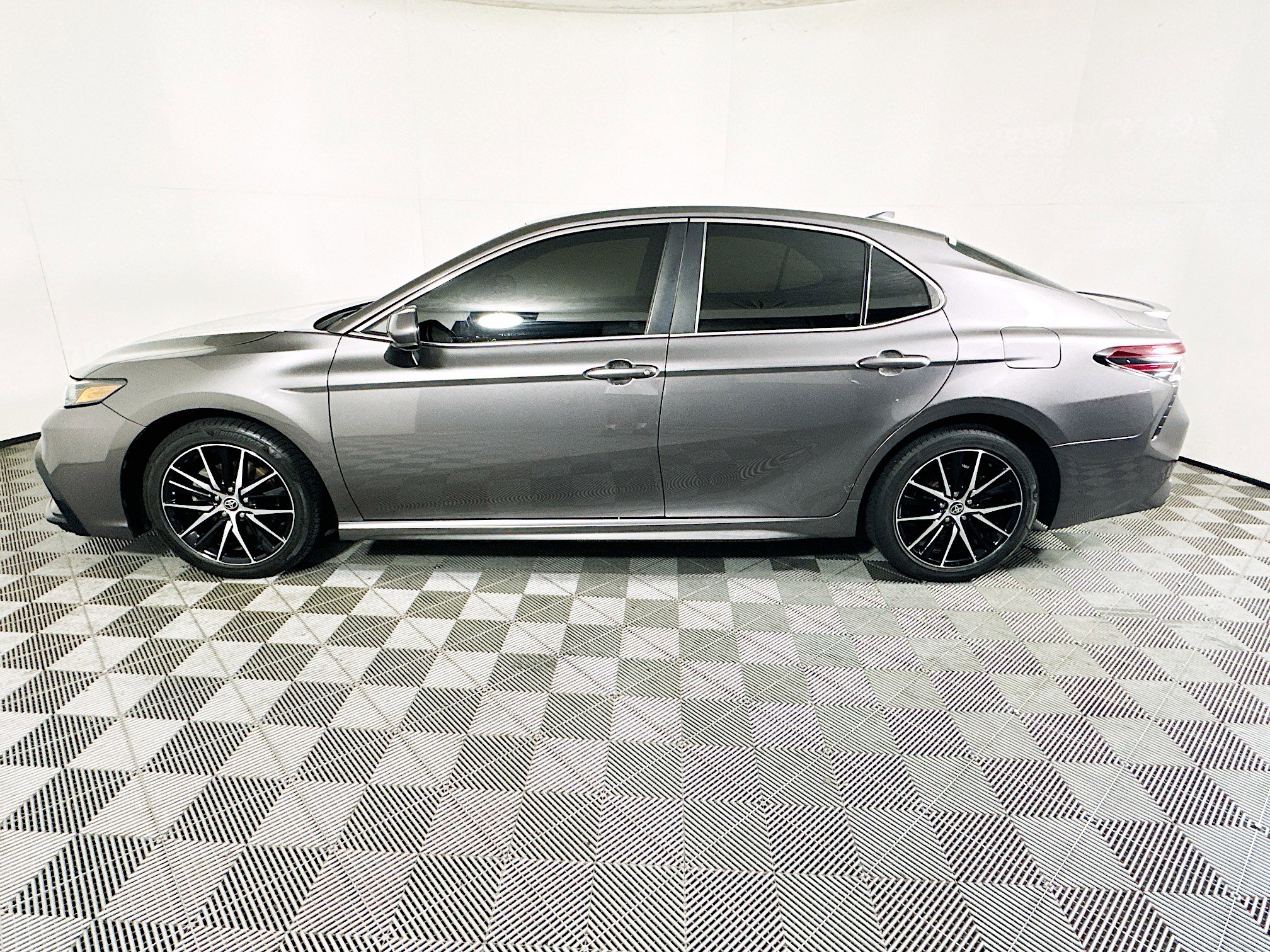 Used 2021 Toyota Camry SE image 6