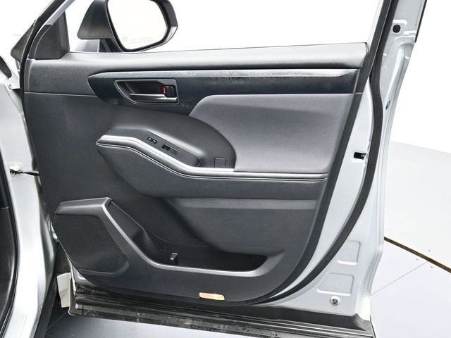 Used 2024 Toyota Highlander LE FWD image 30