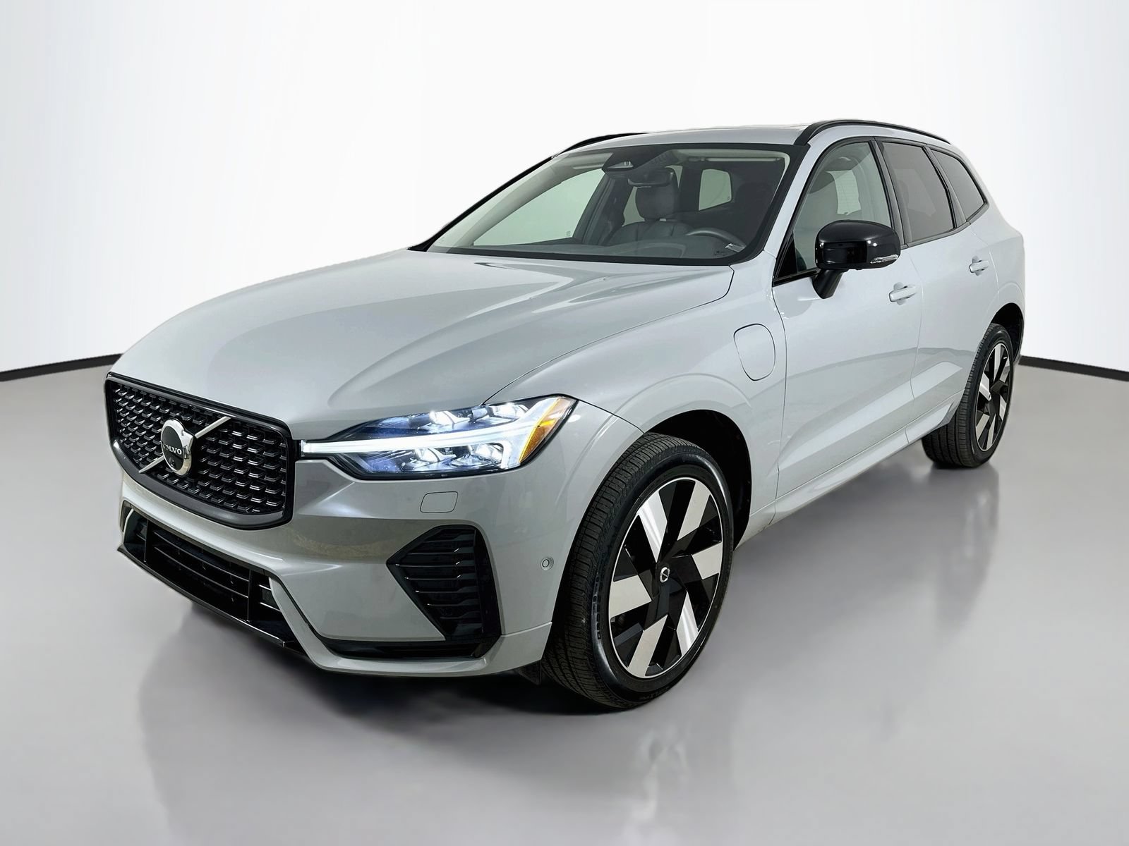Used 2024 Volvo XC60 T8 Plus w/ Climate Package