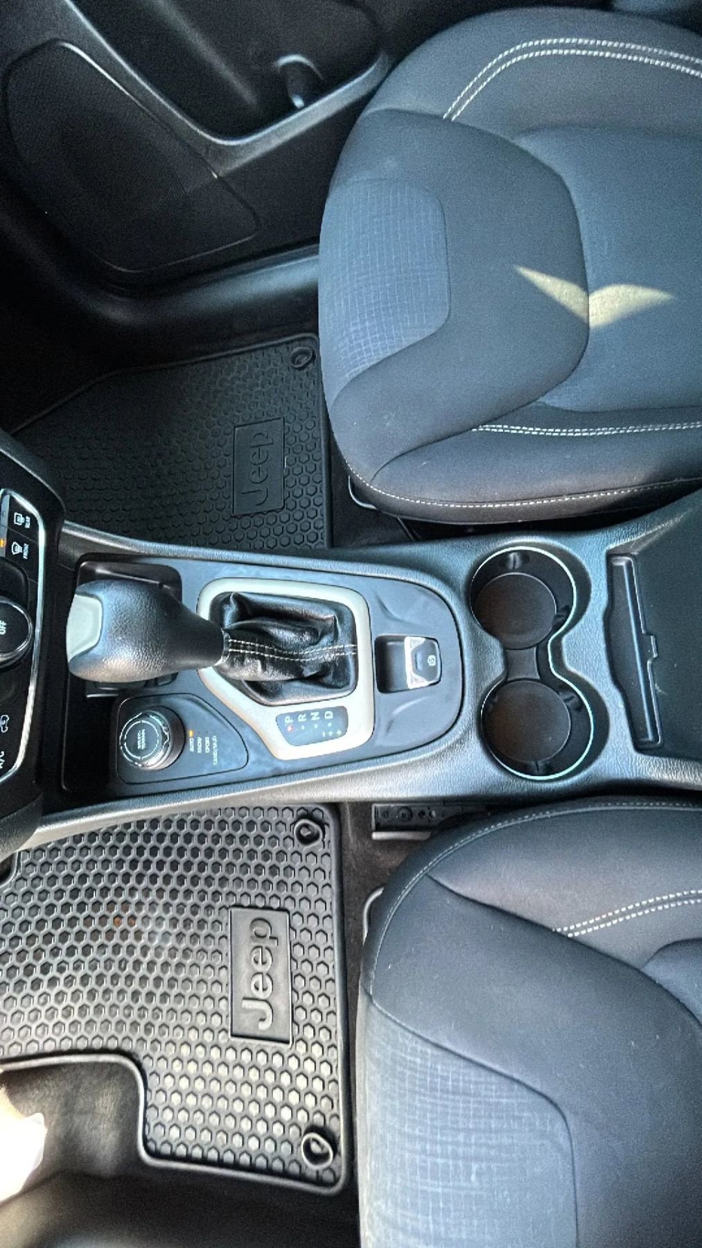 Used 2015 Jeep Cherokee Latitude w/ Cold Weather Group AWD/4WD image 23