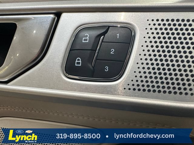 Used 2020 Ford Explorer Platinum w/ Premium Technology Package AWD/4WD image 8