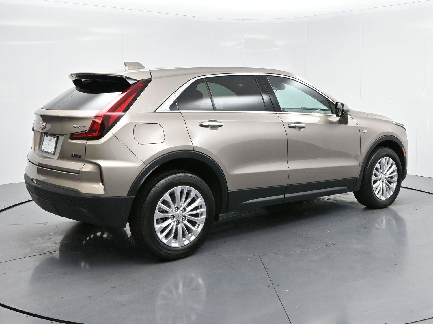 Certified 2024 Cadillac XT4 Luxury w/ Cold Weather Package FWD image 7