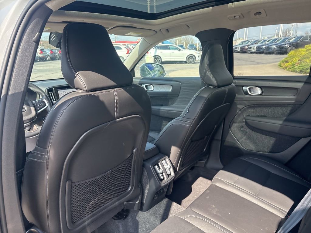 Used 2025 Volvo XC40 B5 Core image 30