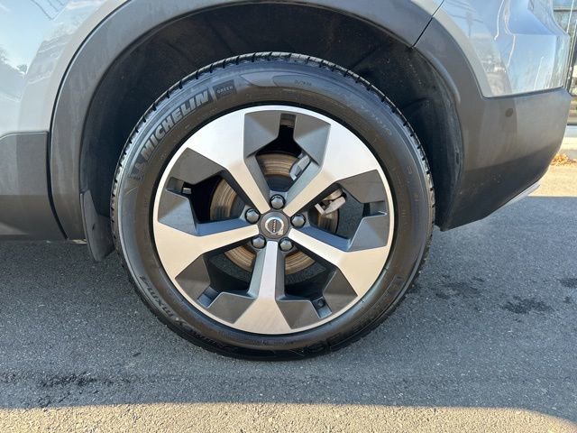 Certified 2025 Volvo XC40 B5 Plus image 9