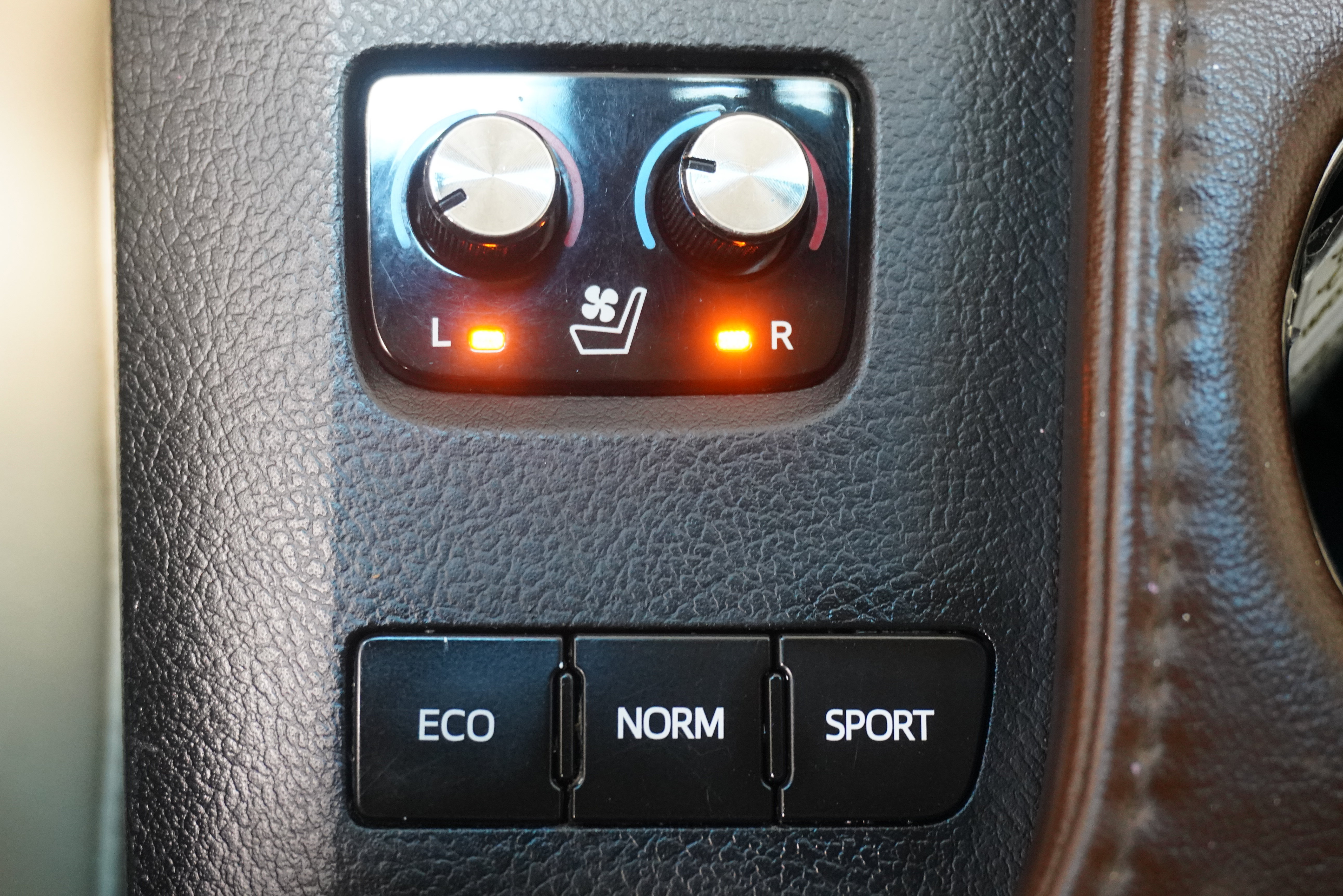 Used 2015 Toyota Avalon Limited w/ Technology Package FWD image 24