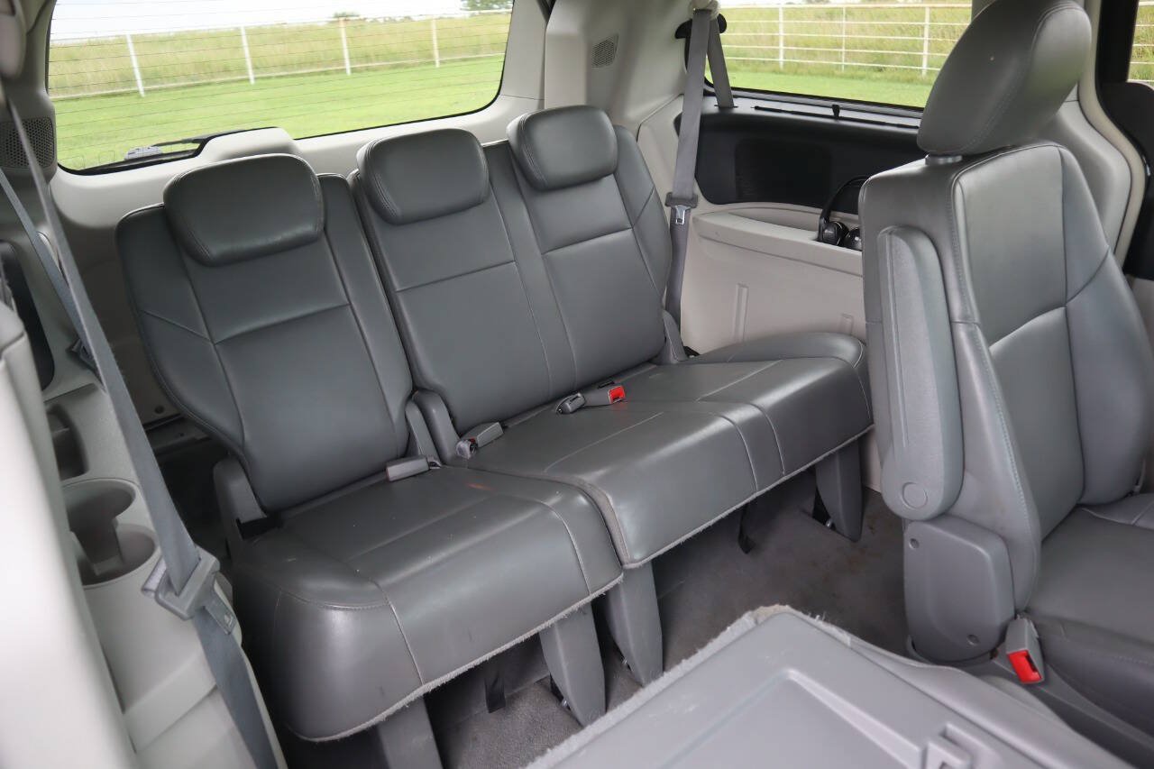Used 2010 Volkswagen Routan SE FWD image 16