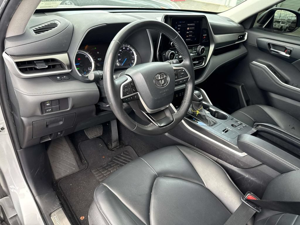 Used 2024 Toyota Highlander XLE FWD image 24
