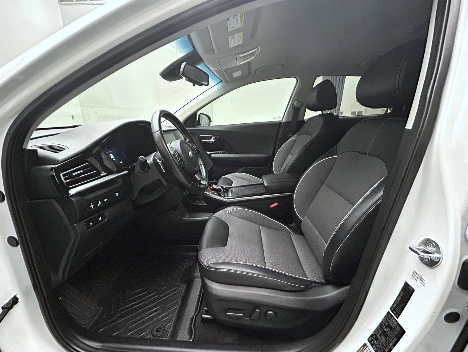 Used 2021 Kia Niro EX image 10