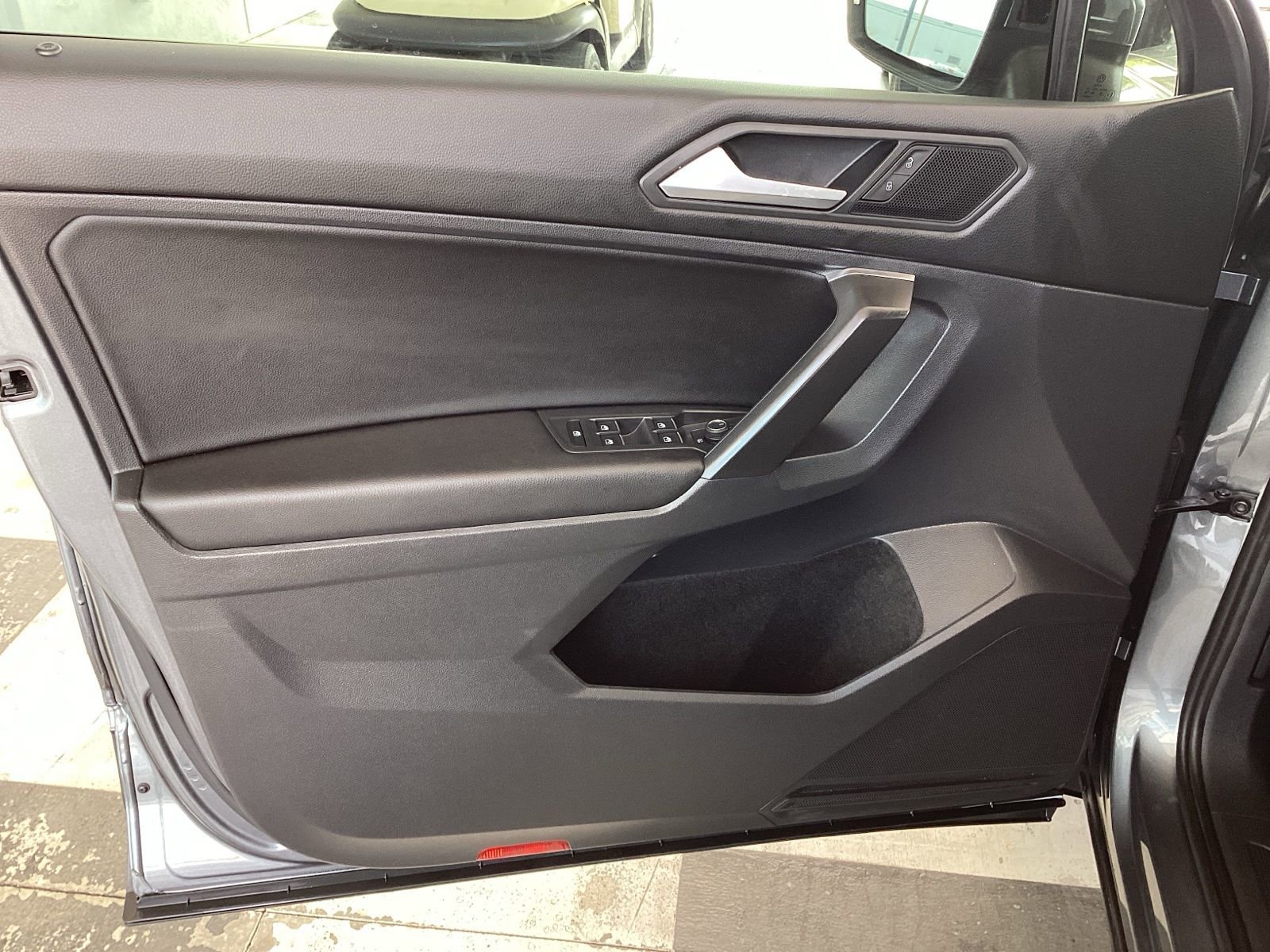 Used 2021 Volkswagen Tiguan SE image 20