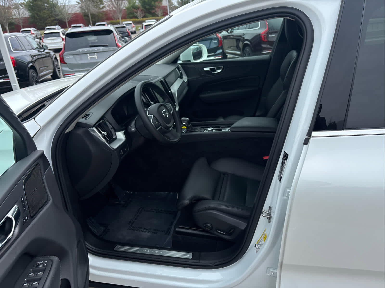 Used 2019 Volvo XC60 T6 Momentum w/ Multimedia Package AWD/4WD image 10