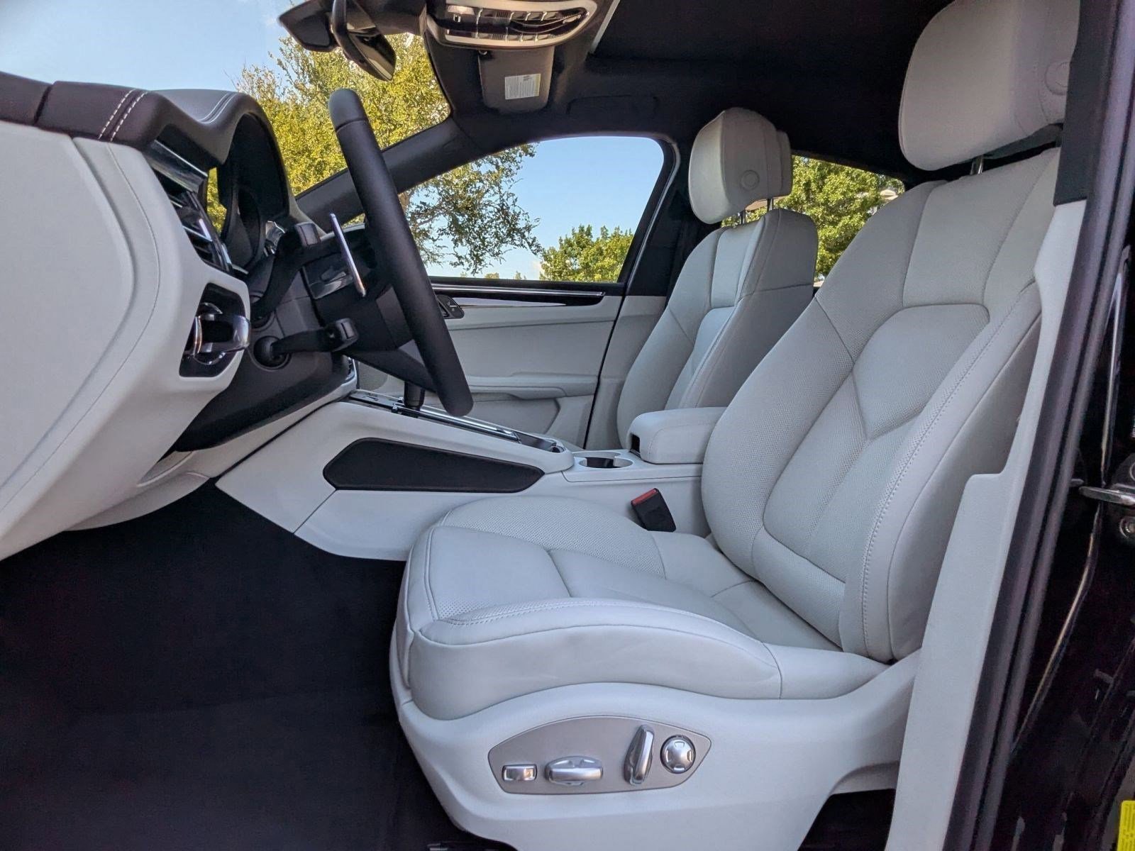 Certified 2026 Porsche Macan AWD/4WD image 5