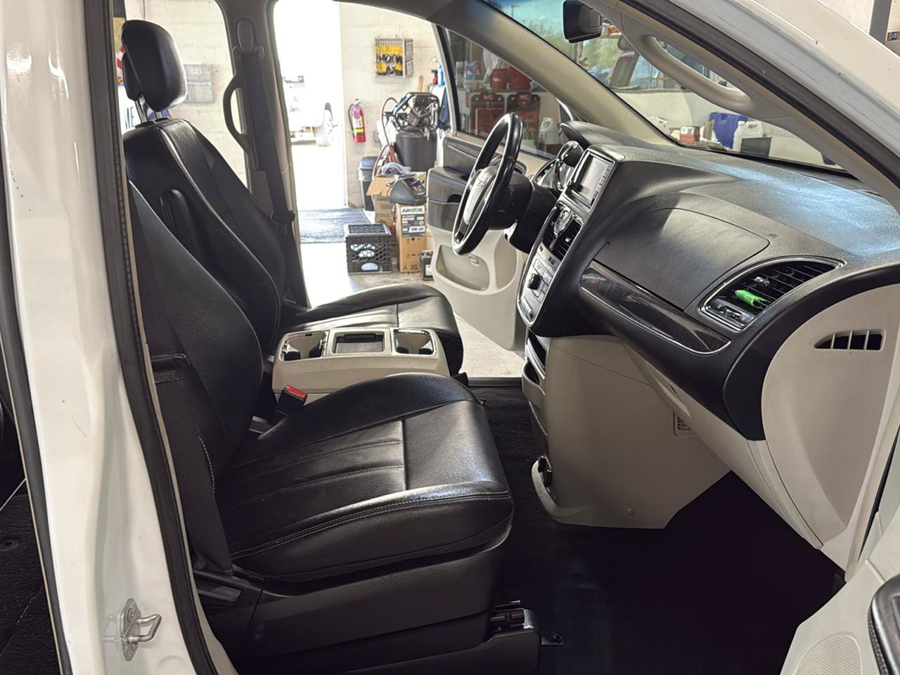 Used 2015 Chrysler Town & Country Touring FWD image 51