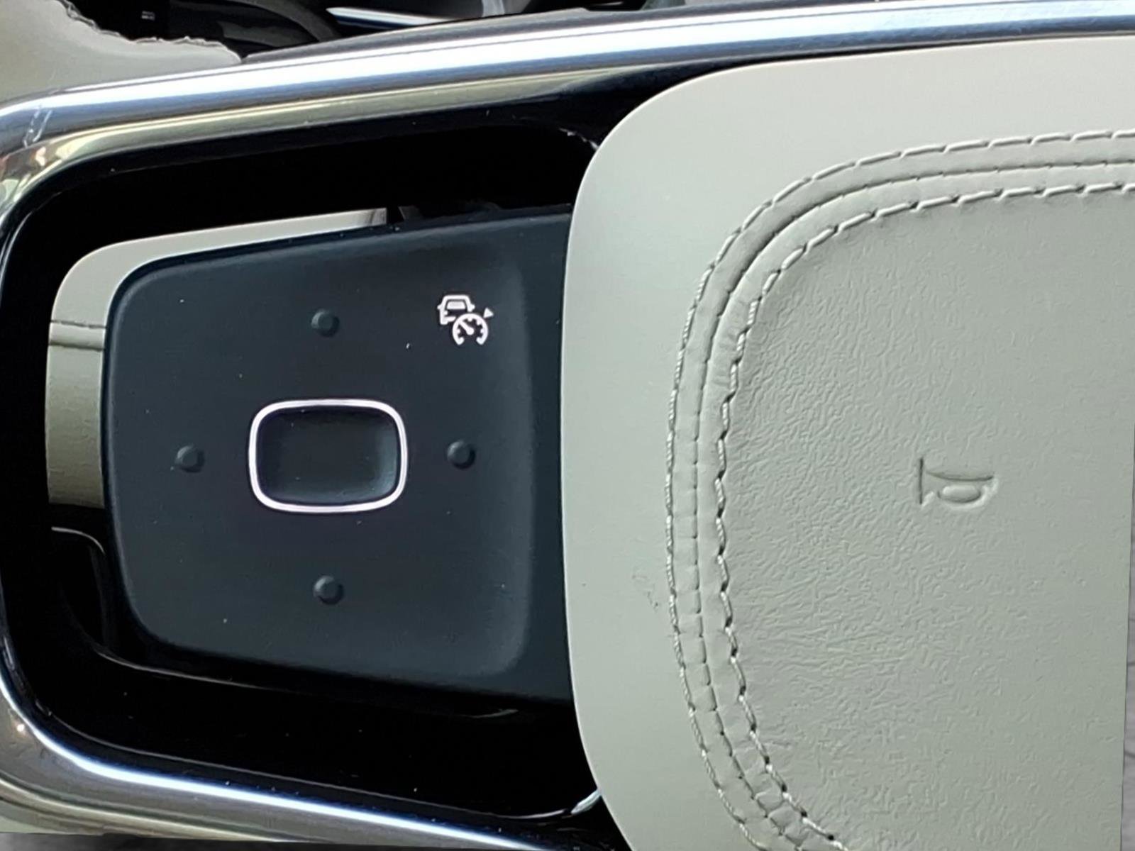 Used 2025 Lincoln Nautilus Premier image 9