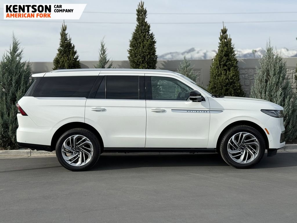 Used 2025 Lincoln Navigator Reserve image 11