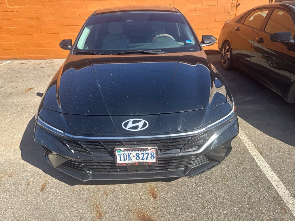 Used 2025 Hyundai Elantra Limited FWD image 2
