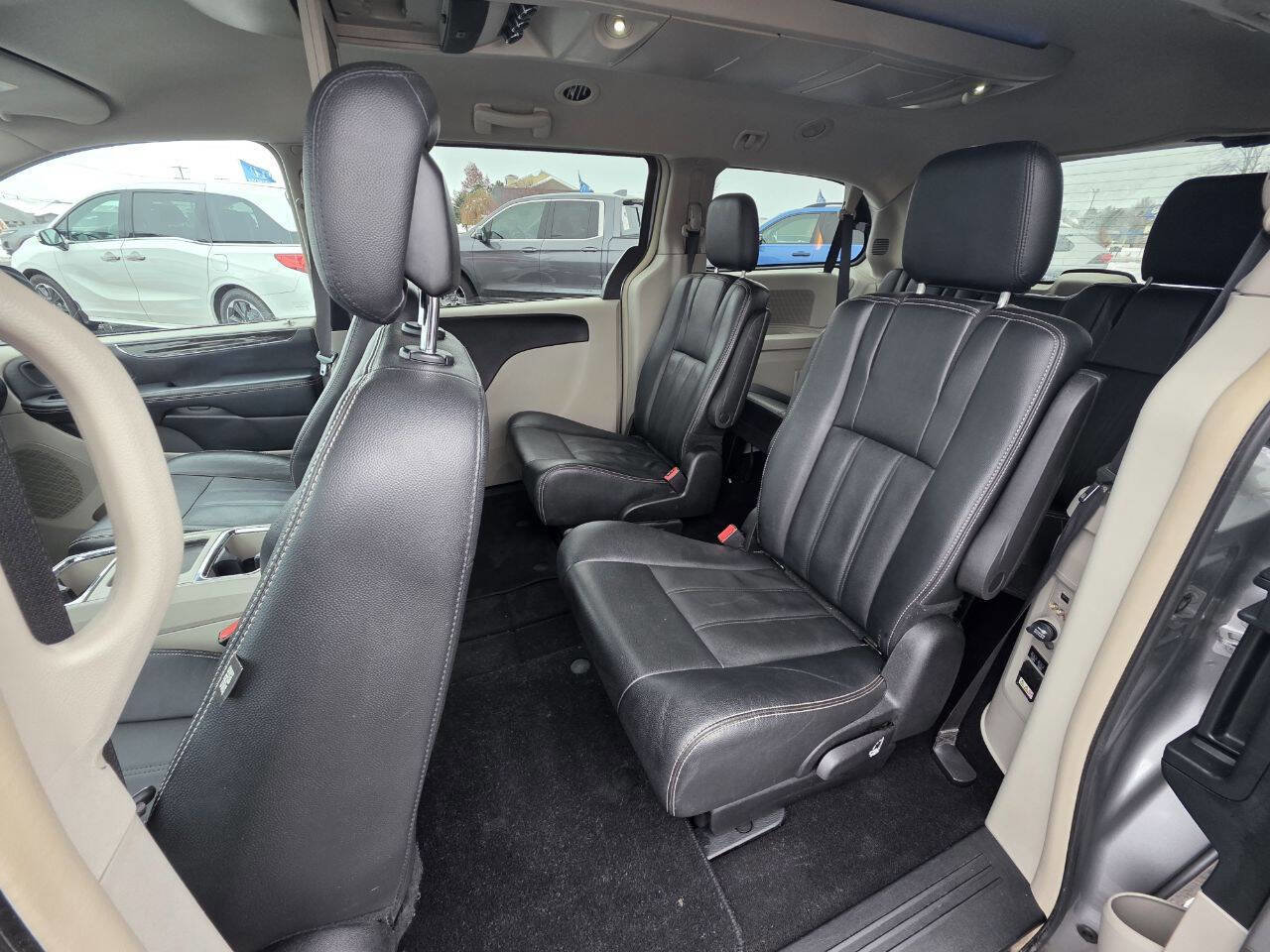 Used 2016 Chrysler Town & Country Touring image 20