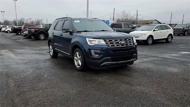 Used 2017 Ford Explorer XLT w/ Equipment Group 202A image 2