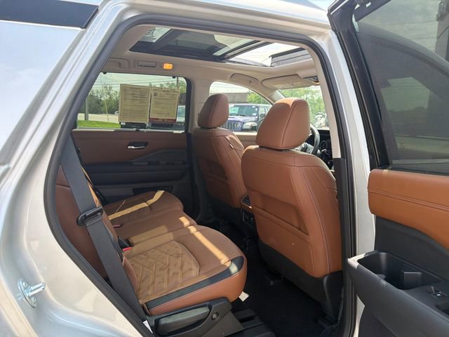 Used 2025 Nissan Pathfinder Platinum w/ Cargo Package image 27