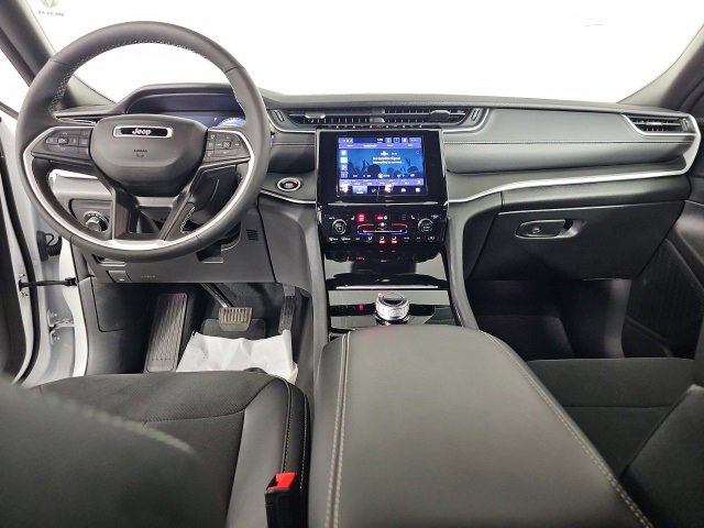 Certified 2024 Jeep Grand Cherokee Altitude image 13