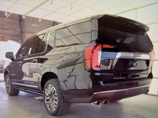 Used 2024 GMC Yukon XL Denali w/ Denali Reserve Package AWD/4WD image 3