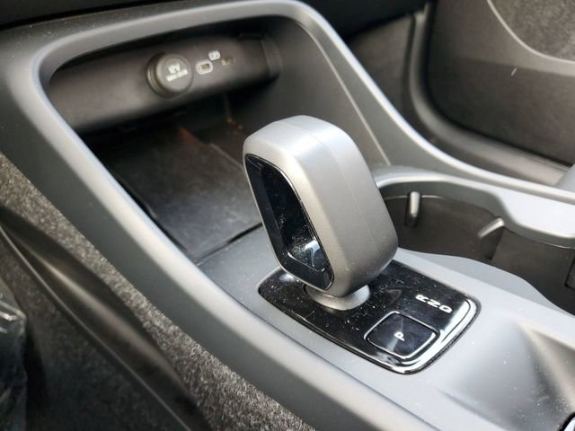 Used 2025 Volvo XC40 B5 Core image 16