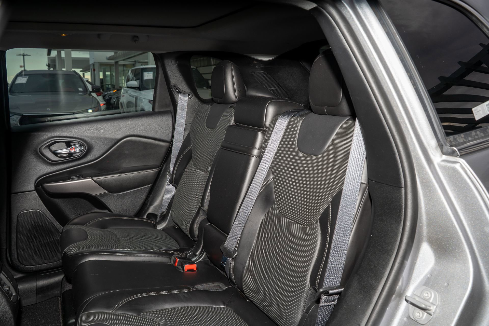 Used 2019 Jeep Cherokee Limited w/ Luxury Group image 17