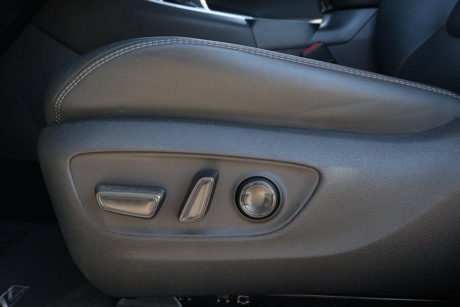 Used 2025 Toyota RAV4 Limited image 30