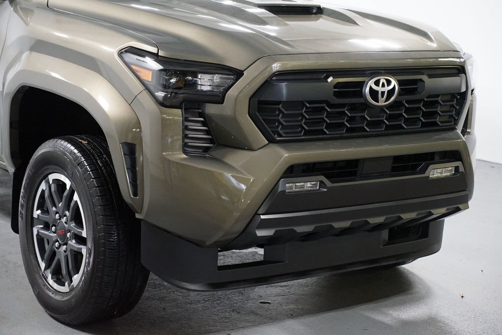 Certified 2025 Toyota Tacoma TRD Sport AWD/4WD image 4