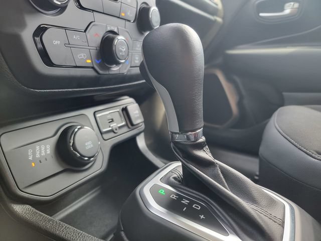 Certified 2023 Jeep Renegade Latitude AWD/4WD image 30