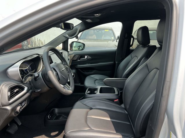 Used 2026 Chrysler Pacifica Select FWD image 14