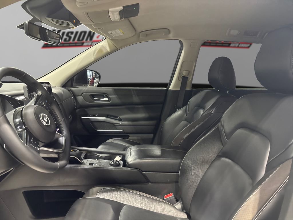 Used 2023 Nissan Pathfinder SL w/ Black Appearance Package image 9