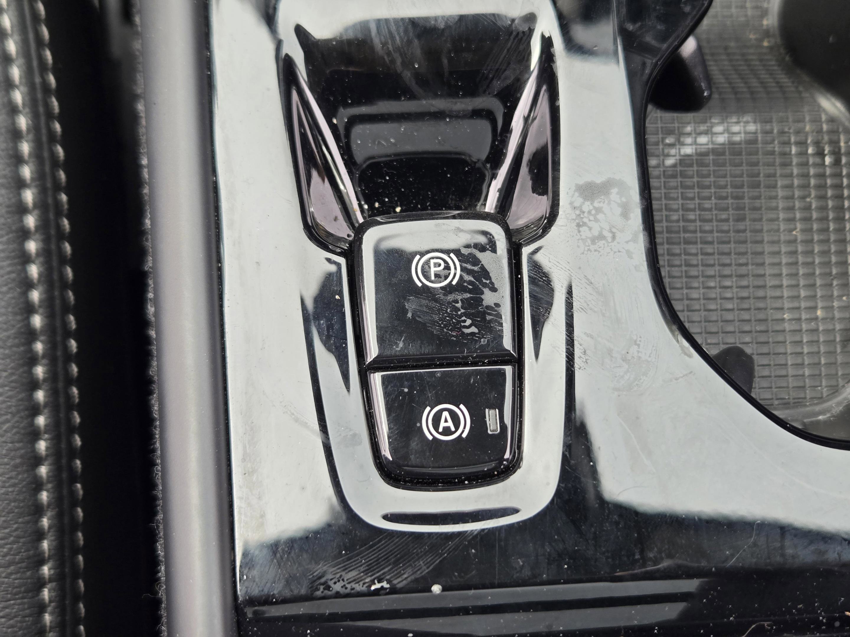 Used 2025 Volvo XC40 B5 Plus image 30