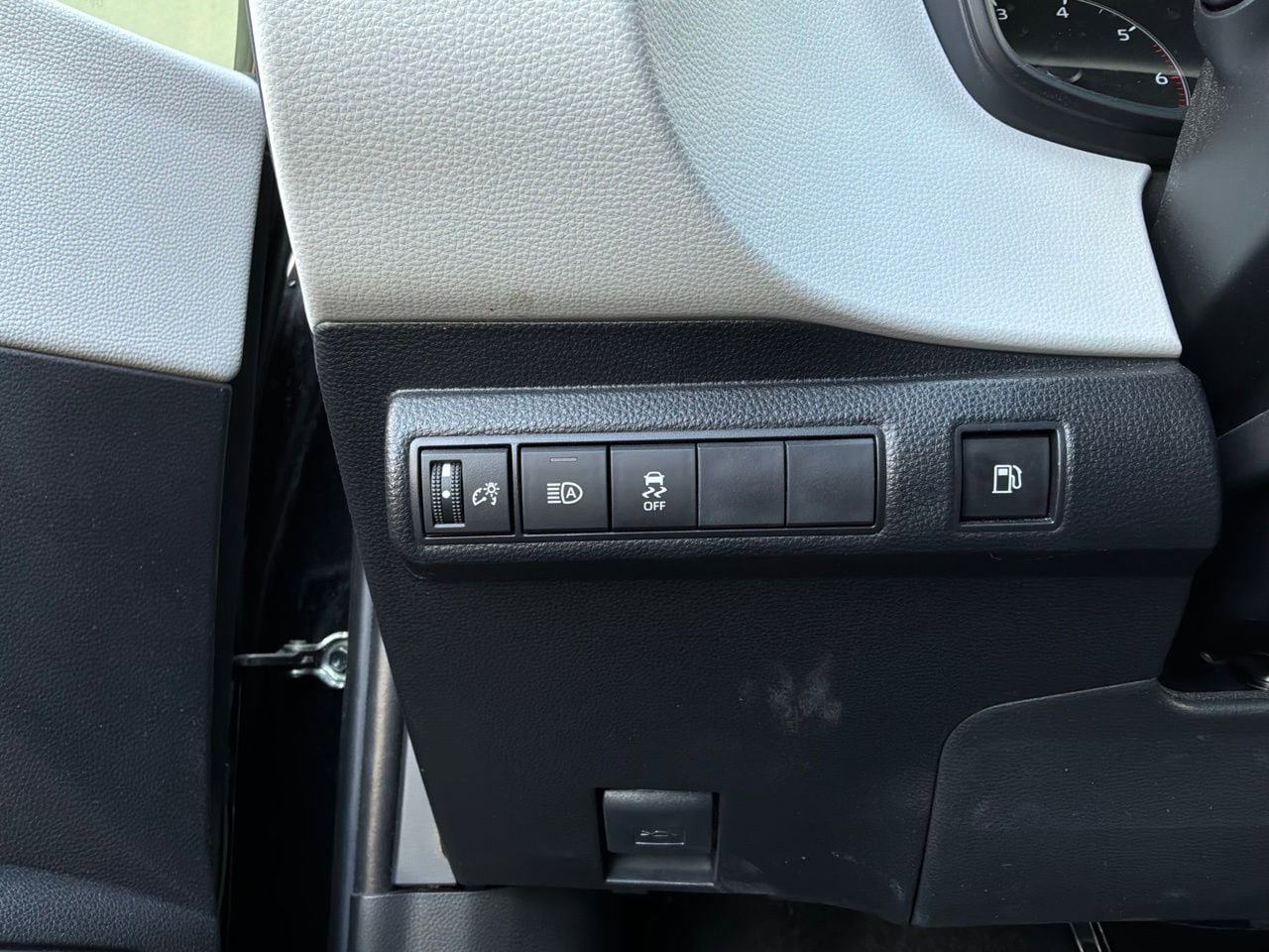 Used 2024 Toyota Corolla SE w/ SE Package image 22