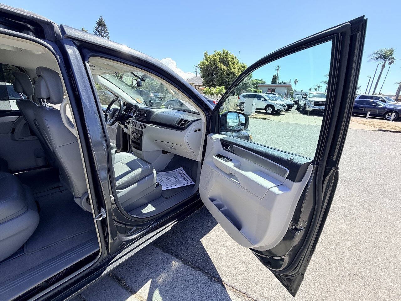 Used 2011 Volkswagen Routan SE FWD image 18