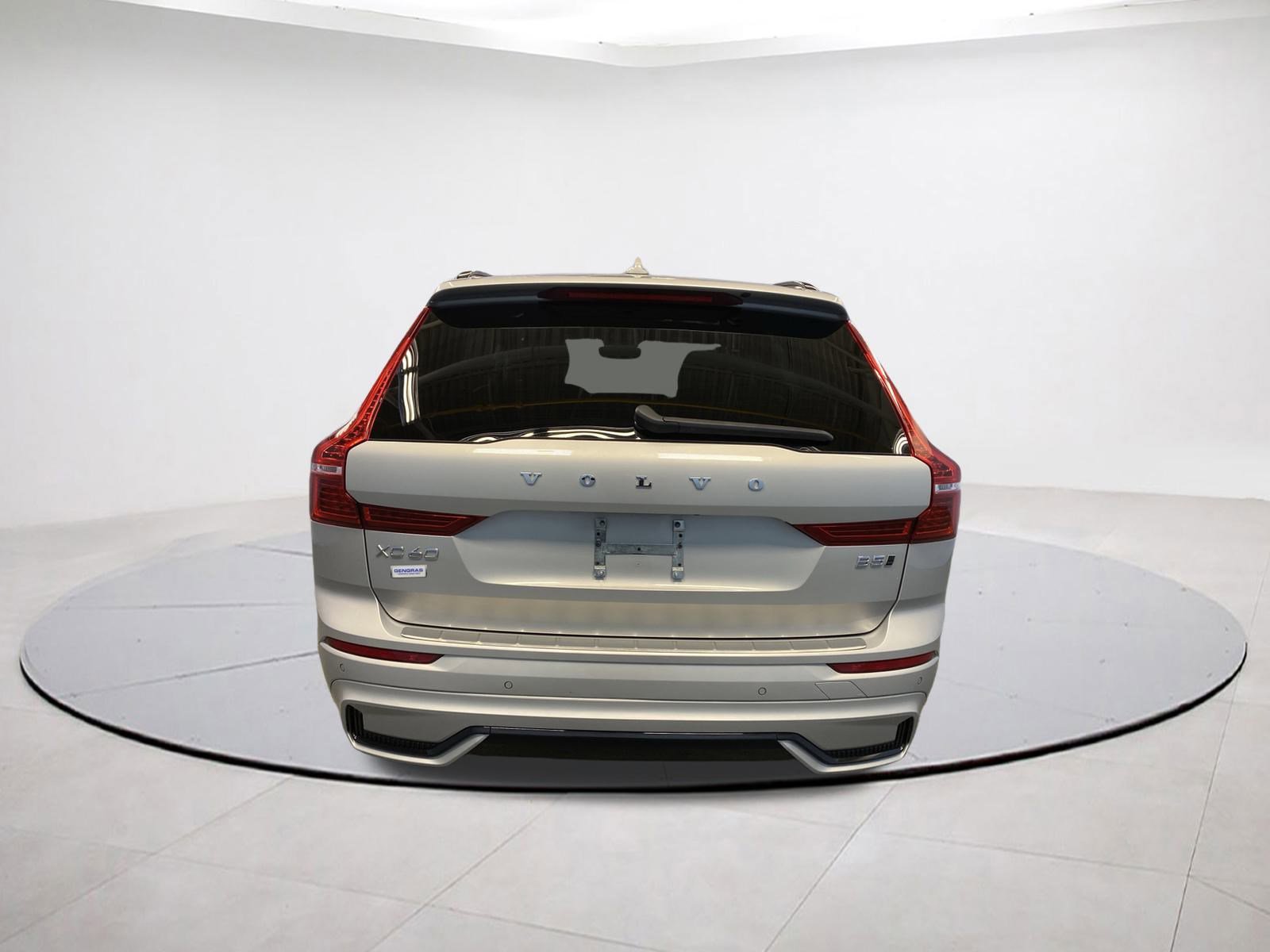 Used 2022 Volvo XC60 B5 R-Design image 5