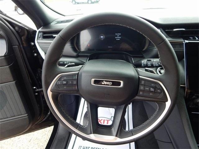 Used 2025 Jeep Grand Cherokee Laredo image 18