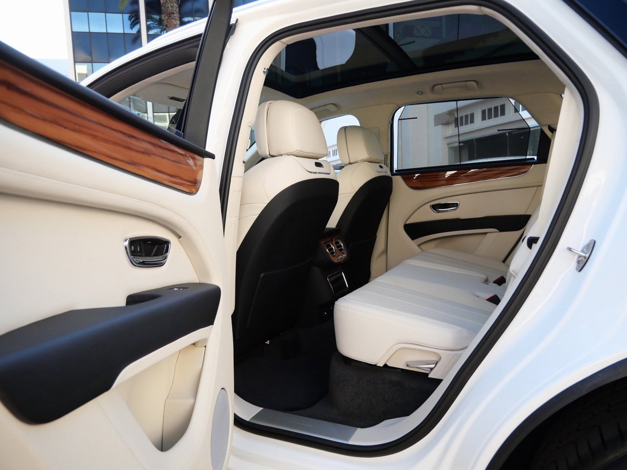 New 2025 Bentley Bentayga Plug-In Hybrid image 17