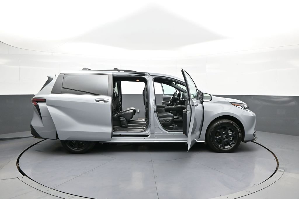 Used 2025 Toyota Sienna XLE Woodland Edition AWD/4WD image 44