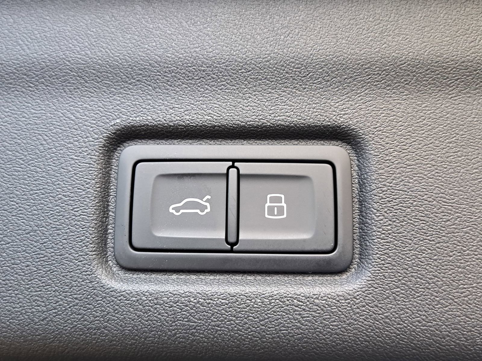 New 2025 Audi Q6 e-tron Premium image 13