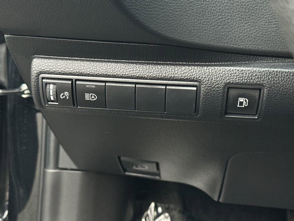 Used 2025 Toyota Corolla LE image 18