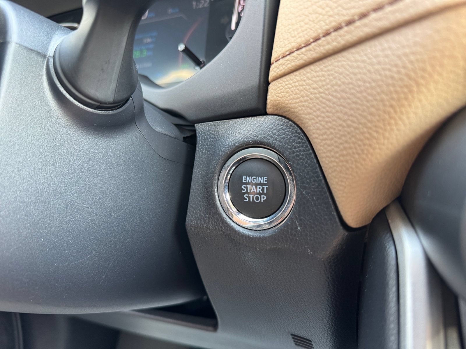 Used 2025 Toyota RAV4 XLE AWD/4WD image 5