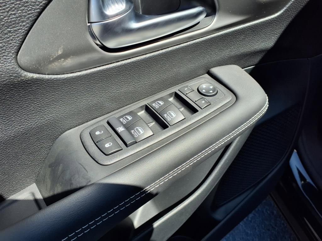 New 2026 Chrysler Pacifica Select image 9