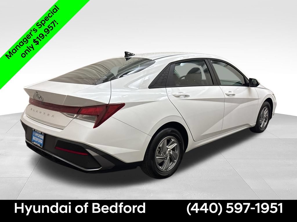 Certified 2026 Hyundai Elantra SE w/ Cargo Package FWD image 5