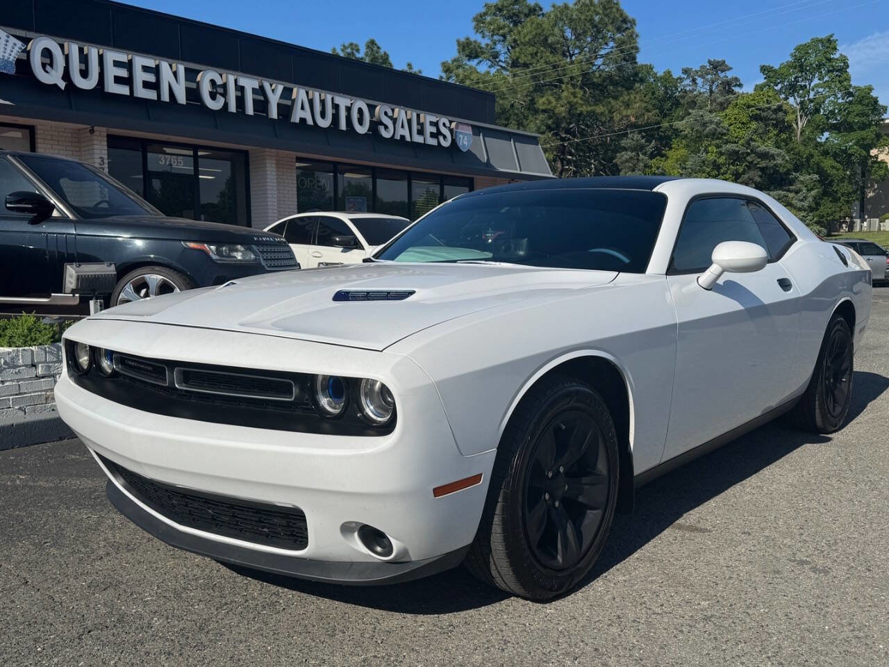 Used 2015 Dodge Challenger SXT RWD image 2