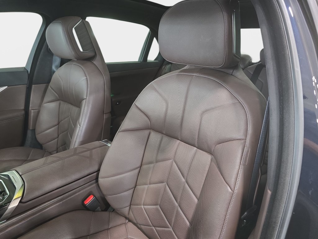 Certified 2023 BMW i7 xDrive60 AWD/4WD image 19